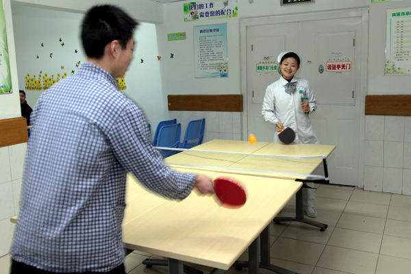 A nurse plays table tennis with a patient being treated for depression in Nanjing. (Photo provided To China Daily) A nurse plays table tennis with a patient being treated for depression in Nanjing. (Photo provided To China Daily)