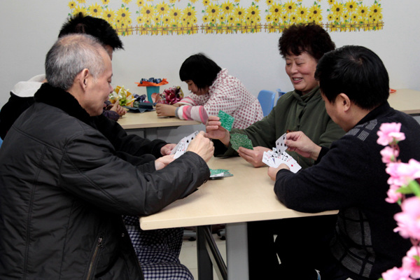 Patients play cards. (Photo provided to China Daily) Patients play cards. (Photo provided to China Daily)