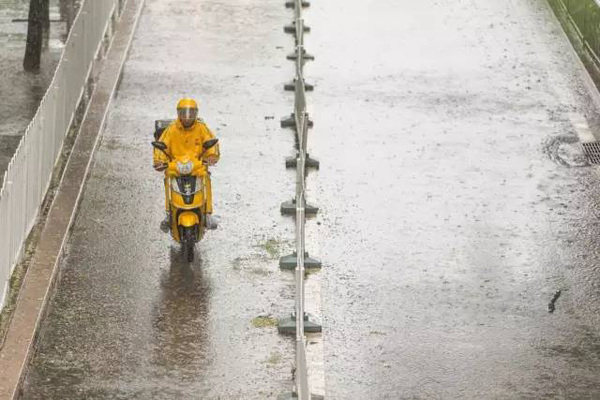 A courier delivers food on a rainy day. (Photo from the web) A courier delivers food on a rainy day. (Photo from the web)