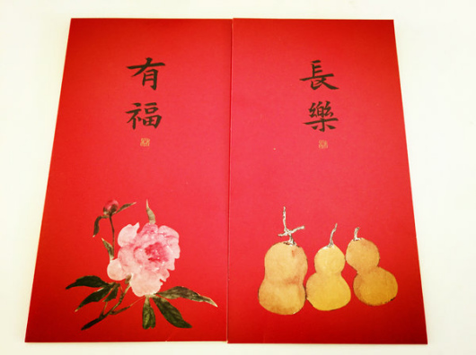 Two new style red paper packets designed by woman painter Lin Xi. (Photo by Jiang Yanzhen/provided to chinadaily.com.cn) Two new style red paper packets designed by woman painter Lin Xi. (Photo by Jiang Yanzhen/provided to chinadaily.com.cn)