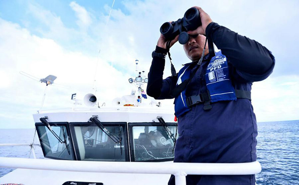 A Malaysian maritime rescuer searches for the missing Chinese tourists after a boat accident off the Sabah state on North Borneo on January 31, 2017. (Photo/Xinhua) A Malaysian maritime rescuer searches for the missing Chinese tourists after a boat accident off the Sabah state on North Borneo on January 31, 2017. (Photo/Xinhua)