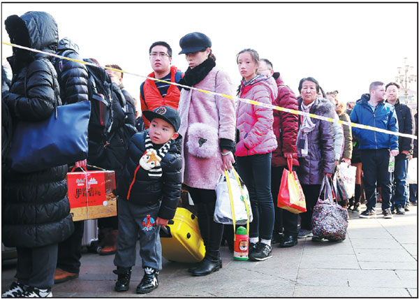 Passengers make their way home after arriving at Beijing Railway Station on Thursday, as the city witnessed a growing number of people returning as the Spring Festival holiday came to an end. (Photo by Zou Hong / China Daily) Passengers make their way home after arriving at Beijing Railway Station on Thursday, as the city witnessed a growing number of people returning as the Spring Festival holiday came to an end. (Photo by Zou Hong / China Daily)