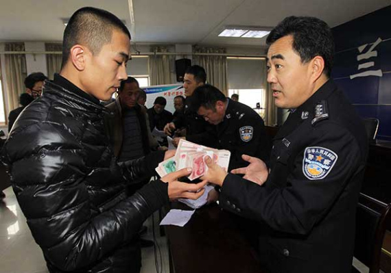 Police officers in Linyi, Shandong province, help migrant workers get payment that had been withheld by their employers last month.(Photo: Zhu Wutao/for China Daily) Police officers in Linyi, Shandong province, help migrant workers get payment that had been withheld by their employers last month.(Photo: Zhu Wutao/for China Daily)