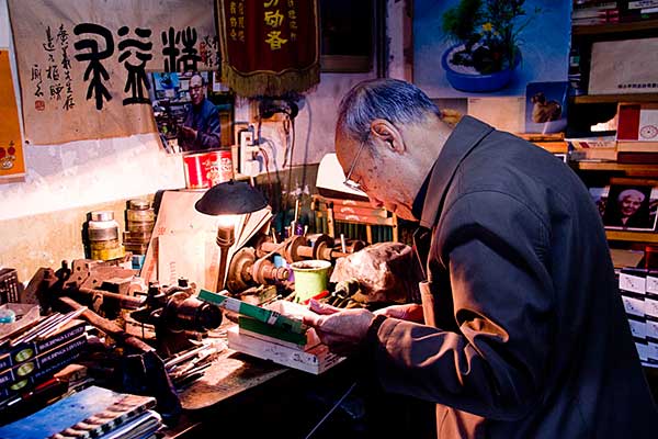 Zhang Guangyi, 88, runs one of Beijing's last traditional-pen-repair shops. He has practiced his trade for six decades.(Photo provided to China Daily) Zhang Guangyi, 88, runs one of Beijing's last traditional-pen-repair shops. He has practiced his trade for six decades.(Photo provided to China Daily)