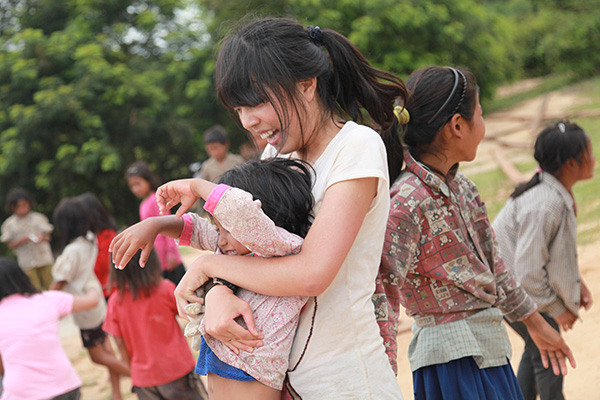 Su Yingle plays with a local child. (Photo provided to China Daily) Su Yingle plays with a local child. (Photo provided to China Daily)