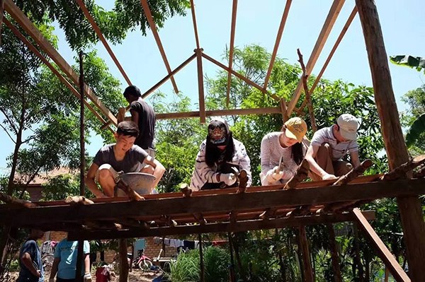 Young volunteers from China help Cambodian schools build facilities in Siem Reap, through WoW Education, a Beijing-based organization. (Photo provided to China Daily) Young volunteers from China help Cambodian schools build facilities in Siem Reap, through WoW Education, a Beijing-based organization. (Photo provided to China Daily)
