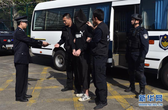 Guangdong police hand over a suspect, in connection with an attack on a British lawyer in 2009, to Hong Kong authorities via Huanggang Port in Shenzhen on Monday, February 6, 2017. (Photo/Xinhua) Guangdong police hand over a suspect, in connection with an attack on a British lawyer in 2009, to Hong Kong authorities via Huanggang Port in Shenzhen on Monday, February 6, 2017. (Photo/Xinhua)