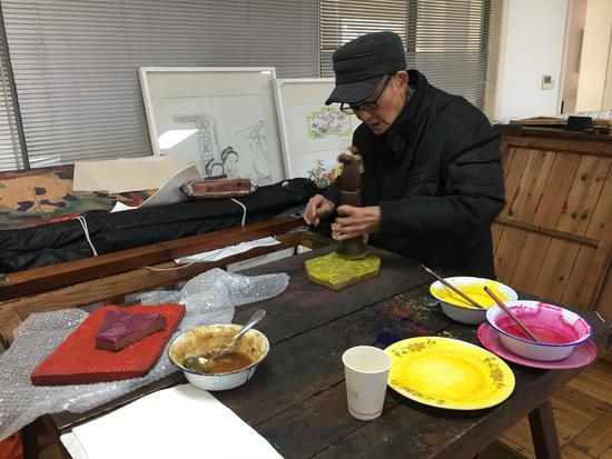 Fang Zhida works in his studio on Jan 24, 2017. (Photo/Xinhua) Fang Zhida works in his studio on Jan 24, 2017. (Photo/Xinhua)