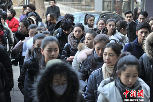 Students wait to take part in enrollment exam of Beijing Film Academy. (Photo/Chinanews.com) Students wait to take part in enrollment exam of Beijing Film Academy. (Photo/Chinanews.com)