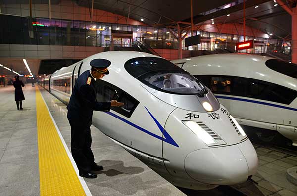 A driver checks a high-speed train before it heads from Tianjin to Beijing South Railway Station on Jan. 25.(Photo/Xinhua) A driver checks a high-speed train before it heads from Tianjin to Beijing South Railway Station on Jan. 25.(Photo/Xinhua)
