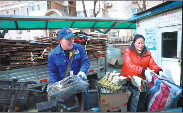 Employees of Yingchuang Recycling Co sort through waste packaging at a center in Beijing. (Photo/China Daily) Employees of Yingchuang Recycling Co sort through waste packaging at a center in Beijing. (Photo/China Daily)