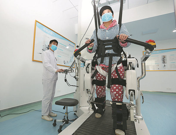 A patient walks with the help of a rehabilitation robot in a hospitalin Xiangyang, Hubei province, in 2016. YANG DONG / FOR CHINA DAILY A patient walks with the help of a rehabilitation robot in a hospitalin Xiangyang, Hubei province, in 2016. YANG DONG / FOR CHINA DAILY