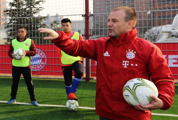 Antonio Vatany, a coach of international programs at Bayern Munich, gives instructions to soccer coaches in Qingdao, Shandong province, on Monday. (Gao Xiaoqiong/For China Daily) Antonio Vatany, a coach of international programs at Bayern Munich, gives instructions to soccer coaches in Qingdao, Shandong province, on Monday. (Gao Xiaoqiong/For China Daily)