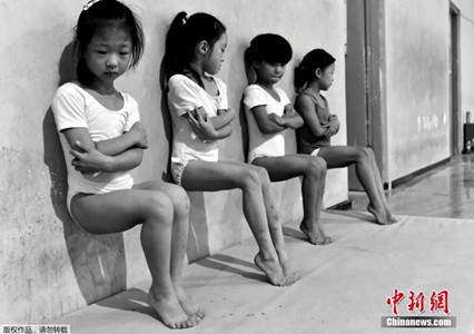 Four students of a gymnastics school in Xuzhou, China, do toe-pressure training for 30 minutes in the afternoon. (Photo/Agencies) Four students of a gymnastics school in Xuzhou, China, do toe-pressure training for 30 minutes in the afternoon. (Photo/Agencies)