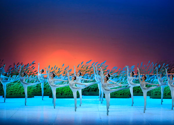 A scene from the National Ballet of China's grand show The Crane Calling. It's scheduled to be premiered overseas on July 11, 2017 in the Hamburg State Opera in Germany. (Photo/chinaheute45.org) A scene from the National Ballet of China's grand show The Crane Calling. It's scheduled to be premiered overseas on July 11, 2017 in the Hamburg State Opera in Germany. (Photo/chinaheute45.org)