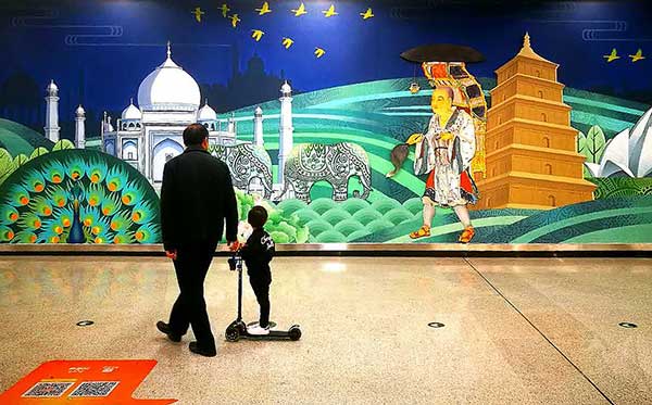 The operator of Xi'an's subway system has defended a controversial mural of an ancient monk that commuters have criticized as historically inaccurate.(Huo Yan/China Daily) The operator of Xi'an's subway system has defended a controversial mural of an ancient monk that commuters have criticized as historically inaccurate.(Huo Yan/China Daily)