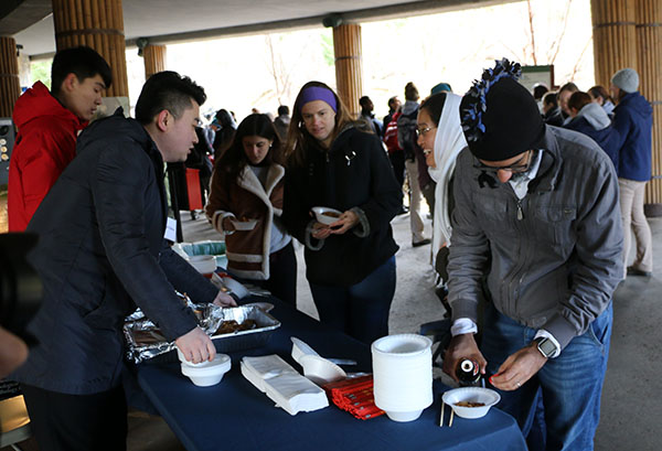 Visitors sample jiaozi (dumplings) provided by the Chinese embassy in Washington in a dumpling party on Thursday morning at the Smithsonian's National Zoo. It was part of a series of celebratory events to bid farewell to giant panda Bao Bao. (Photo by Chen Weihua/China Daily) Visitors sample jiaozi (dumplings) provided by the Chinese embassy in Washington in a dumpling party on Thursday morning at the Smithsonian's National Zoo. It was part of a series of celebratory events to bid farewell to giant panda Bao Bao. (Photo by Chen Weihua/China Daily)