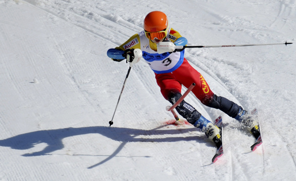 Mu Chengze participates in the men's slalom at the National Youth Alpine Skiing Invitational Tournament in Liupanshui. (Photo/Xinhua) Mu Chengze participates in the men's slalom at the National Youth Alpine Skiing Invitational Tournament in Liupanshui. (Photo/Xinhua)