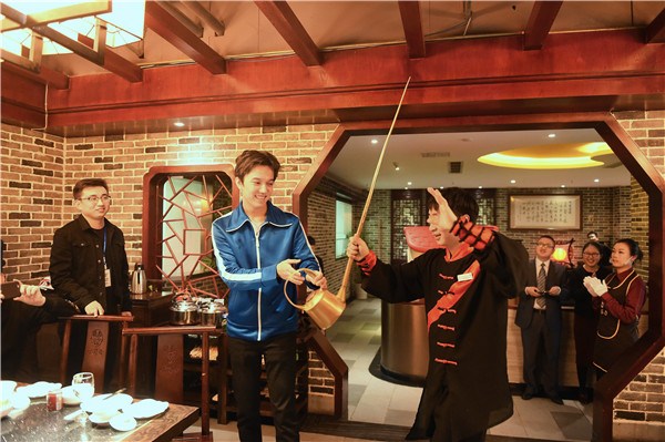 Dimash Kudaibergenov being shown a Chinese traditional teapot by a waiter in a Sichuan hotpot restaurant, Chengdu, Southwest China's Sichuan province, Feb 18, 2017. (Photo provided to chinadaily.com.cn) Dimash Kudaibergenov being shown a Chinese traditional teapot by a waiter in a Sichuan hotpot restaurant, Chengdu, Southwest China's Sichuan province, Feb 18, 2017. (Photo provided to chinadaily.com.cn)