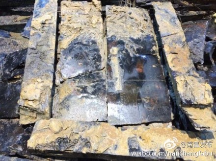 The mirror, which is made of bronze, is believed to have been used by Marquis Liu He, the grandson of Emperor Wu. (Photo from Sina Weibo) The mirror, which is made of bronze, is believed to have been used by Marquis Liu He, the grandson of Emperor Wu. (Photo from Sina Weibo)