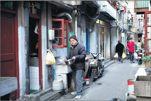 A Zhangqiao resident cleans pots and pans at an outdoor sink in the community.Gao Erqiang/china Daily A Zhangqiao resident cleans pots and pans at an outdoor sink in the community.Gao Erqiang/china Daily