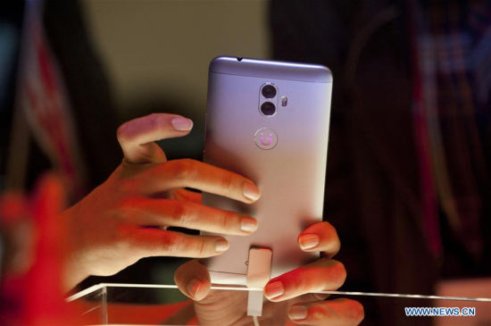 A journalist tries the new features of the Gionee device at the Mobile World Congress (MWC) in Barcelona, Spain, Feb. 27, 2017. (Xinhua/Lino De Vallier) A journalist tries the new features of the Gionee device at the Mobile World Congress (MWC) in Barcelona, Spain, Feb. 27, 2017. (Xinhua/Lino De Vallier)