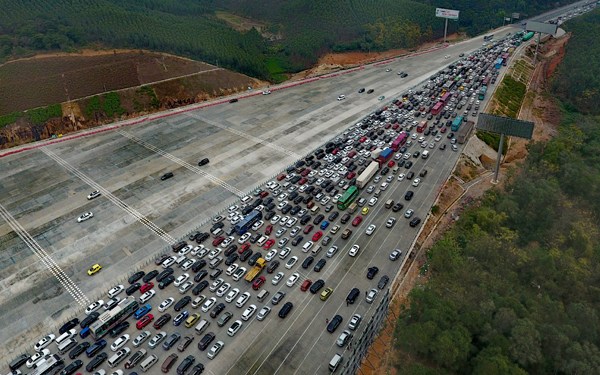 Traffic slows to a crawl on the Liuzhou-Nanning Expressway in the Guangxi Zhuang autonomous region on Thursday as the highway is overwhelmed with travelers returning home.Huang Xiaobang / Xinhua Traffic slows to a crawl on the Liuzhou-Nanning Expressway in the Guangxi Zhuang autonomous region on Thursday as the highway is overwhelmed with travelers returning home.Huang Xiaobang / Xinhua