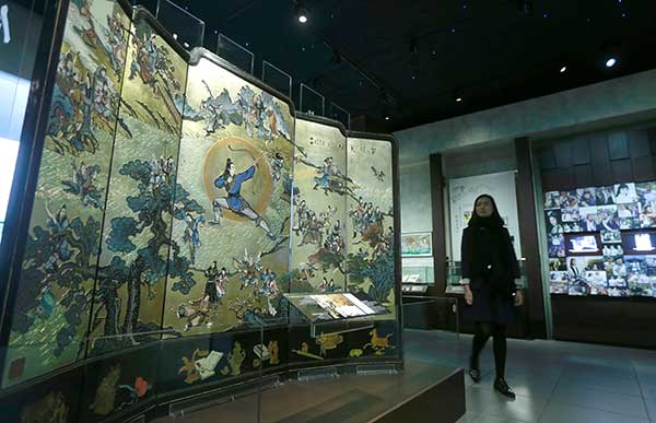 A woman looks at an exhibit of the Jin Yong Gallery at the Hong Kong Heritage Museum on Tuesday. The exhibition will officially open to the public on Wednesday. (Photo by Roy Liu/China Daily) A woman looks at an exhibit of the Jin Yong Gallery at the Hong Kong Heritage Museum on Tuesday. The exhibition will officially open to the public on Wednesday. (Photo by Roy Liu/China Daily)