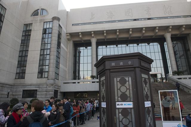 A reading booth in Shanghai attracts long queues, Mar. 6, 2017. (Photo/Xinhua) A reading booth in Shanghai attracts long queues, Mar. 6, 2017. (Photo/Xinhua)