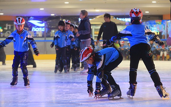 Students take part in an ice-skating class at Qianmen Primary School in Beijing. (Photo by Fu Ding/China Daily) Students take part in an ice-skating class at Qianmen Primary School in Beijing. (Photo by Fu Ding/China Daily)