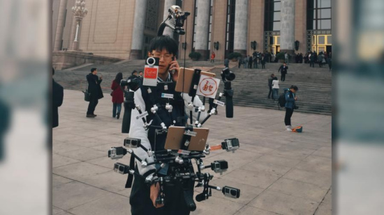 One of the journalists was seen equipped with multi-channel new media devices, drawing attention from many. (Photo/CGTN) One of the journalists was seen equipped with multi-channel new media devices, drawing attention from many. (Photo/CGTN)