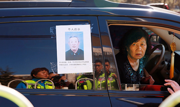 A relative conducts a search for a missing senior, whose details are posted on her car window. (Photo by Zou Hong/China Daily) A relative conducts a search for a missing senior, whose details are posted on her car window. (Photo by Zou Hong/China Daily)