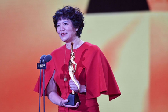 Lang Ping, head coach of China's national women's volleyball team, delivers her acceptance speech after being awarded the Coach of the Year at the 2016 CCTV Sports Personality Award in Beijing. (Provided by China Sports Photo) Lang Ping, head coach of China's national women's volleyball team, delivers her acceptance speech after being awarded the Coach of the Year at the 2016 CCTV Sports Personality Award in Beijing. (Provided by China Sports Photo)