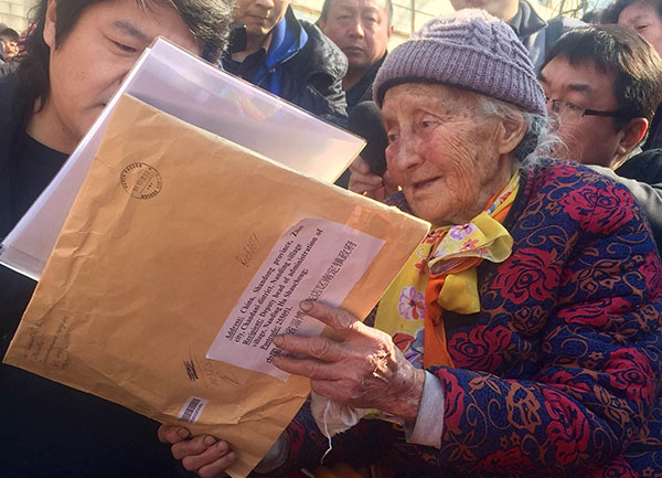 A translator reads letters to Liu Molan in Zibo, Shandong province, on Wednesday. The letters were sent by Oleg Kuvshinnikov, governor of Russia's Vologda Oblast, where Liu was born, and local children.Zhao Ruixue / China Daily A translator reads letters to Liu Molan in Zibo, Shandong province, on Wednesday. The letters were sent by Oleg Kuvshinnikov, governor of Russia's Vologda Oblast, where Liu was born, and local children.Zhao Ruixue / China Daily