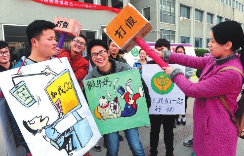 College student volunteers show their resolution to fight counterfeits and piracy in Anhui province. To increase efficiency in intellectual property protection, the Chinese government has decided to start an integrated enforcement force in piloted cities. (Photo by Wang Biao/China Daily) College student volunteers show their resolution to fight counterfeits and piracy in Anhui province. To increase efficiency in intellectual property protection, the Chinese government has decided to start an integrated enforcement force in piloted cities. (Photo by Wang Biao/China Daily)