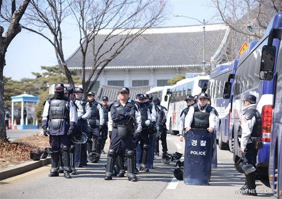 Police gather near the presidential Blue House in Seoul, South Korea, March 10, 2017. South Korean President Park Geun-hye was ousted as the country's head of state on Friday after the constitutional court upheld a motion to impeach the scandal-ridden leader. (Xinhua/Liu Yun) Police gather near the presidential Blue House in Seoul, South Korea, March 10, 2017. South Korean President Park Geun-hye was ousted as the country's head of state on Friday after the constitutional court upheld a motion to impeach the scandal-ridden leader. (Xinhua/Liu Yun)