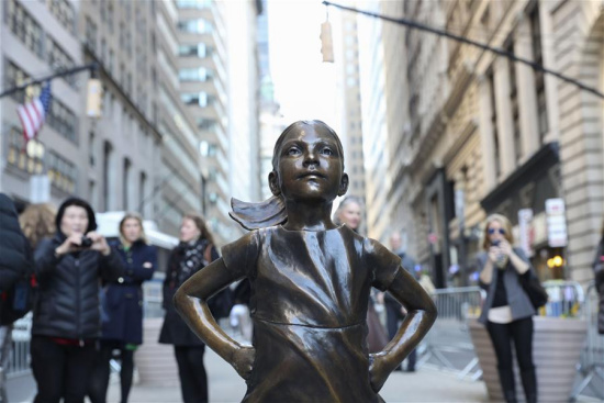 Photo taken on March 9, 2017 shows the fearless girl statue facing the bronze bull statue near the Wall Street in New York, the United States. (Xinhua/Wang Ying) Photo taken on March 9, 2017 shows the fearless girl statue facing the bronze bull statue near the Wall Street in New York, the United States. (Xinhua/Wang Ying)