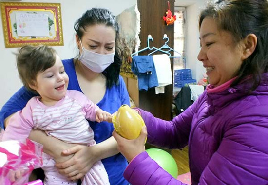 Yang Tao, a local community worker, visits Elena Sibileva and her daughter Daria at their rented house in Harbin on Wednesday. The Russian single mother came to Harbin to seek treatment for her daughter, who has cerebral palsy. (Photo/CHINA DAILY) Yang Tao, a local community worker, visits Elena Sibileva and her daughter Daria at their rented house in Harbin on Wednesday. The Russian single mother came to Harbin to seek treatment for her daughter, who has cerebral palsy. (Photo/CHINA DAILY)