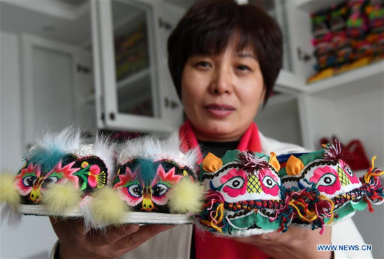 Collector Hu Shuqing displays her collection of tiger-head shoes in Zhengzhou City of central China's Henan Province, March 10, 2017. (Xinhua/Zhu Xiang) Collector Hu Shuqing displays her collection of tiger-head shoes in Zhengzhou City of central China's Henan Province, March 10, 2017. (Xinhua/Zhu Xiang)