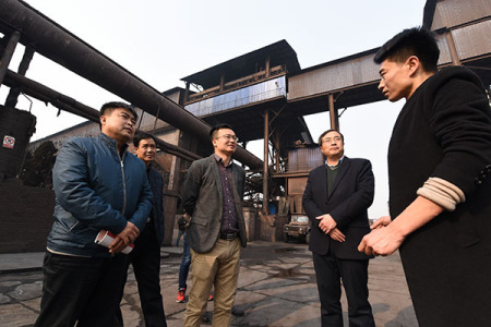 An air quality inspection team sent by the Ministry of Environmental Protection visit a casting corporation in Linfen, Shanxi province, in February. (Photo/China Daily) An air quality inspection team sent by the Ministry of Environmental Protection visit a casting corporation in Linfen, Shanxi province, in February. (Photo/China Daily)