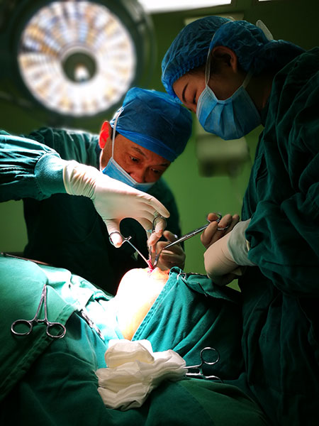 Doctors in Wuhan perform surgery on Zhao Xuecheng, who was badly burned as an infant. (Photo/China Daily) Doctors in Wuhan perform surgery on Zhao Xuecheng, who was badly burned as an infant. (Photo/China Daily)