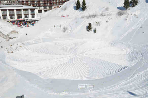British artist Simon Beck has produced more than 250 drawings on snowscapes around the world since 2004. (Photo provided to China Daily) British artist Simon Beck has produced more than 250 drawings on snowscapes around the world since 2004. (Photo provided to China Daily)