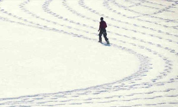 British artist Simon Beck has produced more than 250 drawings on snowscapes around the world since 2004. (Photo provided to China Daily) British artist Simon Beck has produced more than 250 drawings on snowscapes around the world since 2004. (Photo provided to China Daily)