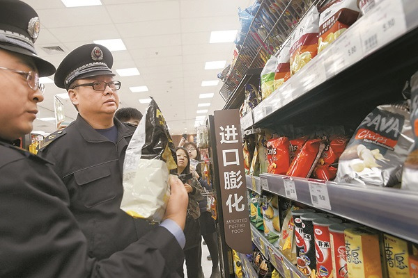 Officers from the Beijing Food and Drug Administration check imported food at a supermarket on Thursday. (Photo/CHINA DAILY) Officers from the Beijing Food and Drug Administration check imported food at a supermarket on Thursday. (Photo/CHINA DAILY)