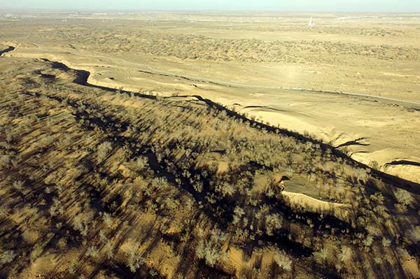 A bird's-eye view of Babusha, a large sand dune on the southern edge of the Tengger desert in Northwest China. (Photo/China Daily) A bird's-eye view of Babusha, a large sand dune on the southern edge of the Tengger desert in Northwest China. (Photo/China Daily)
