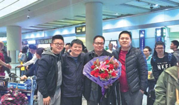 Colleagues of Cao Hongguo gather at the airport to welcome him back home. (Photo/China Daily) Colleagues of Cao Hongguo gather at the airport to welcome him back home. (Photo/China Daily)