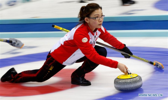 Wang Bingyu of China delivers the stone during the World Women's Curling Championship round-robin match against Sweden in Beijing, capital of China, March 23, 2017. China lost 4-10. (Xinhua/Wang Lili) Wang Bingyu of China delivers the stone during the World Women's Curling Championship round-robin match against Sweden in Beijing, capital of China, March 23, 2017. China lost 4-10. (Xinhua/Wang Lili)