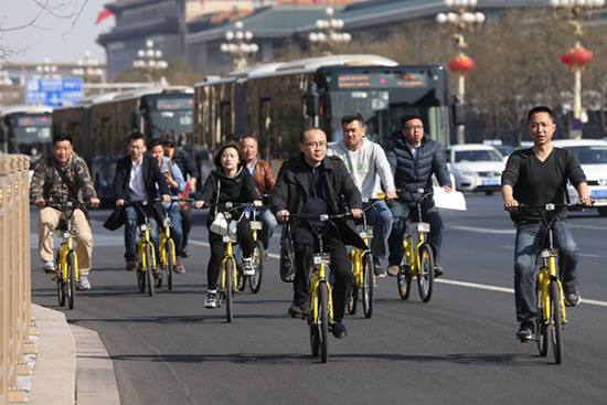 A group of bikers riding ofo bicycles pass by Chang'an Avenue, Beijing, on March 10, 2017. (Photo/China Daily) A group of bikers riding ofo bicycles pass by Chang'an Avenue, Beijing, on March 10, 2017. (Photo/China Daily)