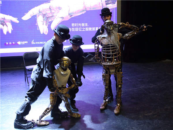 Each puppet is controlled by two actors onstage. (Photo by Zou Hong/China Daily) Each puppet is controlled by two actors onstage. (Photo by Zou Hong/China Daily)