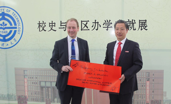 Paul Boyle, vice-chancellor of the University of Leicester(left) and Lu Zhongchang, vice-president of Dalian University of Technology jointly announced the opening of the new campus last Friday in Panjin, Northeast China's Liaoning province. (Photo/China Daily) Paul Boyle, vice-chancellor of the University of Leicester(left) and Lu Zhongchang, vice-president of Dalian University of Technology jointly announced the opening of the new campus last Friday in Panjin, Northeast China's Liaoning province. (Photo/China Daily)